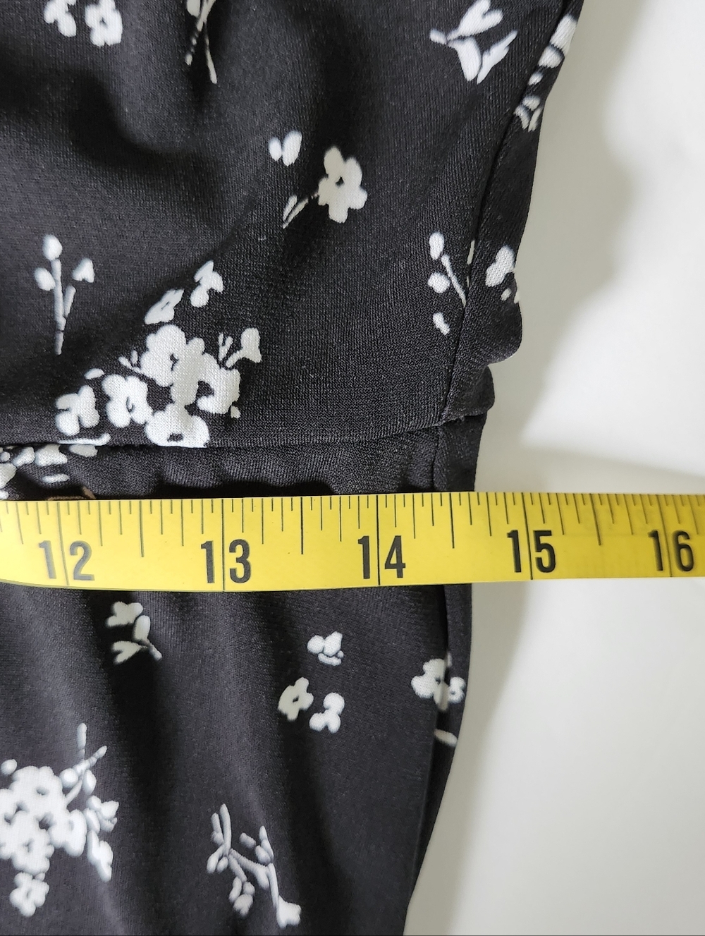 Gilli Short Sleeve Vneck Maxi Dress Womens Large Black White Floral Faux Wrap - Picture 9 of 10